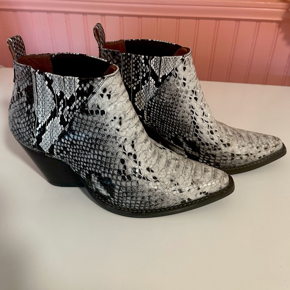 Black and white snake skin JC boots! Selling because they don’t fit!